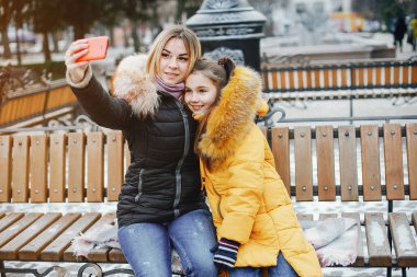 Anne ile kızı bir parkta