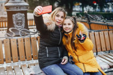 Anne ile kızı bir parkta