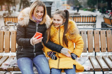 Anne ile kızı bir parkta