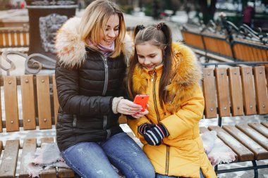 Anne ile kızı bir parkta