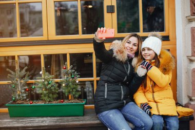 Anne ile kızı bir parkta