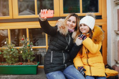 Anne ile kızı bir parkta