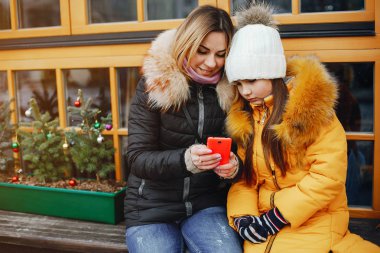 Anne ile kızı bir parkta