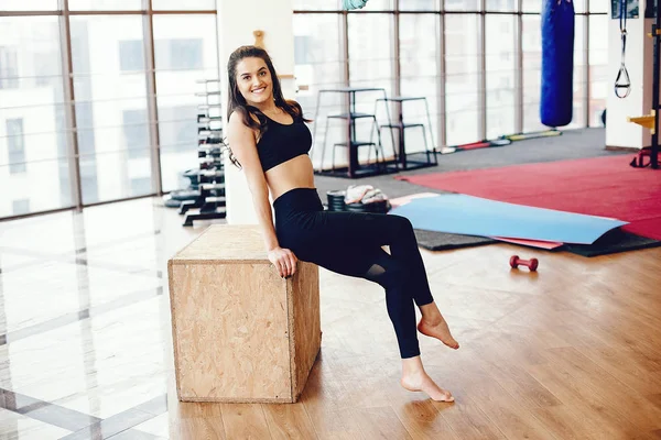 Güzel bir kız bir spor salonunda nişanlanıyor.