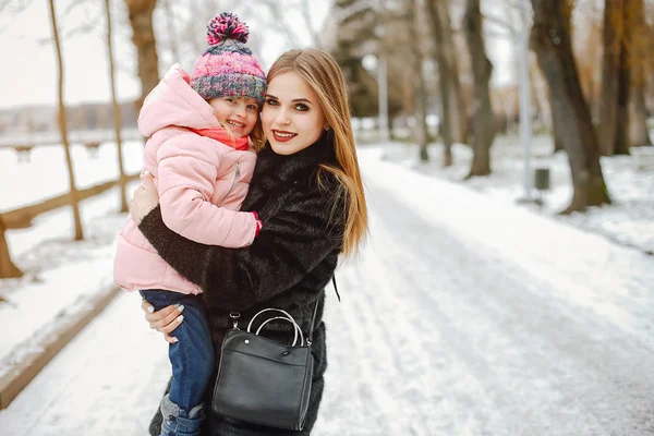 Anne ve küçük kızı.