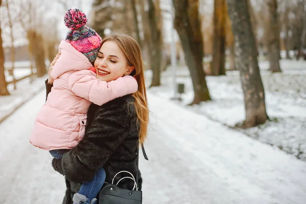 Madre con figlioletta — Foto Stock