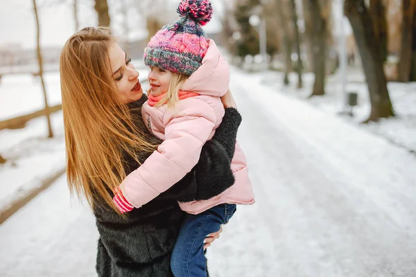 Mère avec petite fille — Photo