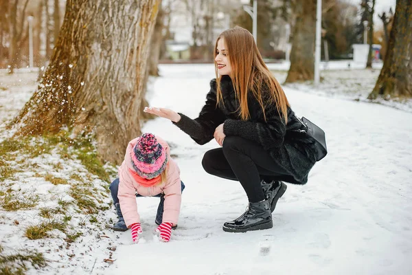 Mutter mit kleiner Tochter — Stockfoto