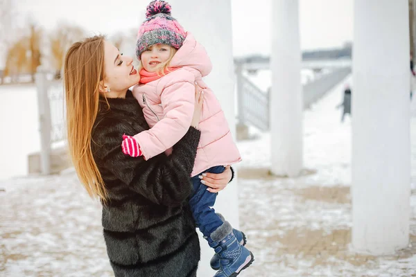 Anne ve küçük kızı.