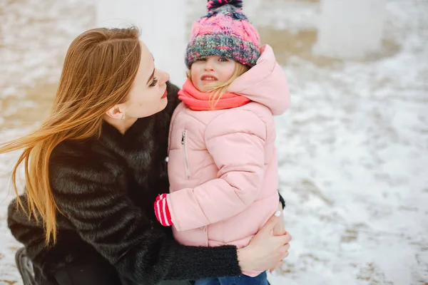 Mère avec petite fille — Photo