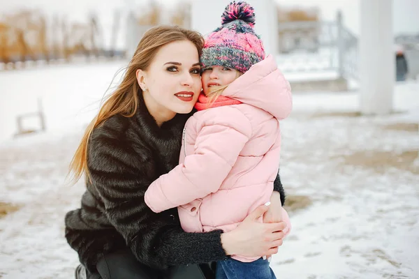 Anne ve küçük kızı.