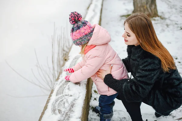 Mutter mit kleiner Tochter — Stockfoto