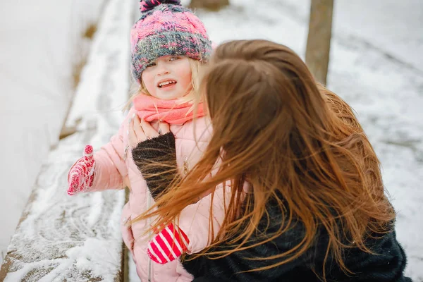 Anne ve küçük kızı.