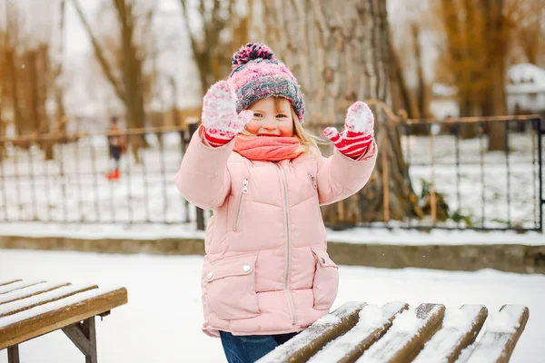 Niña en un parque de invierno — Foto de Stock