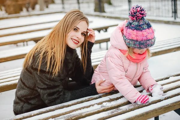 Madre con hija pequeña — Foto de Stock