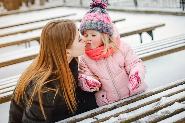 Madre con hija pequeña — Foto de Stock