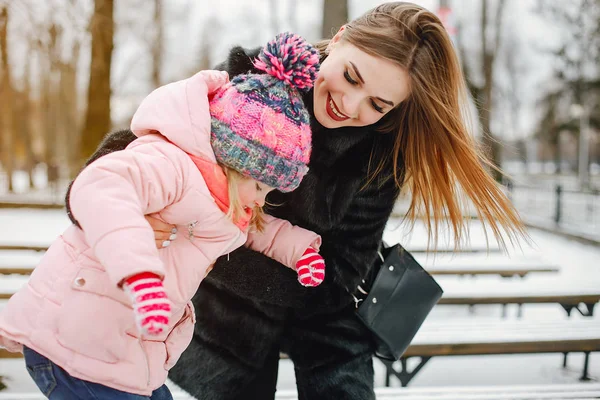 Madre con hija pequeña — Foto de Stock