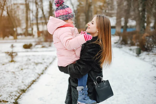 Anne ve küçük kızı.