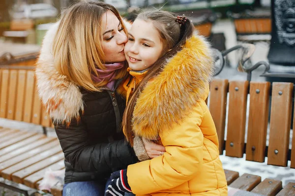 Anne ile kızı bir parkta