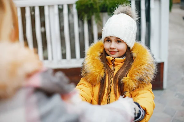 Madre con figlia in un parco — Foto Stock