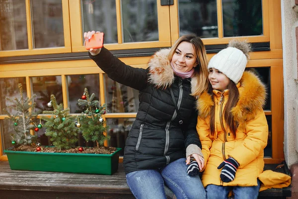 Anne ile kızı bir parkta