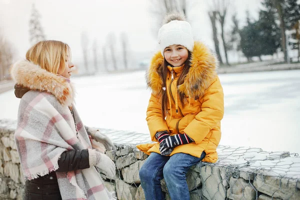 Anne ile kızı bir parkta — Stok fotoğraf