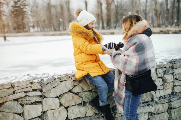 Madre con figlia in un parco — Foto Stock