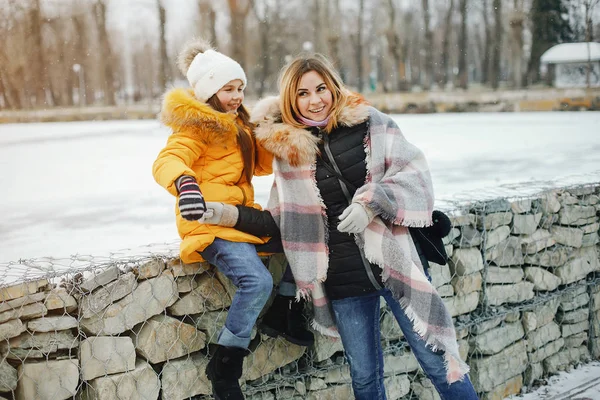 Madre con figlia in un parco — Foto Stock