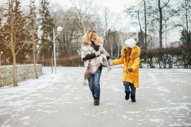 Anne ile kızı bir parkta
