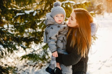 Küçük oğlu ile sevimli anne