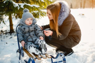 Küçük oğlu ile sevimli anne