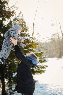 Küçük oğlu ile sevimli anne