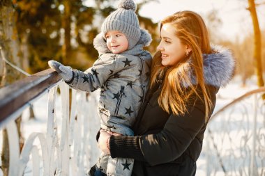 Küçük oğlu ile sevimli anne