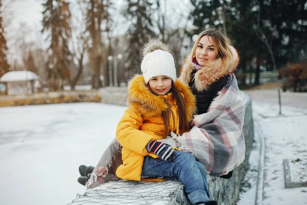 Moeder met dochter in een park — Stockfoto