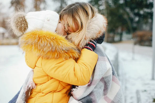 Madre con figlia in un parco — Foto Stock