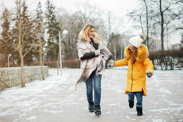 Anne ile kızı bir parkta — Stok fotoğraf