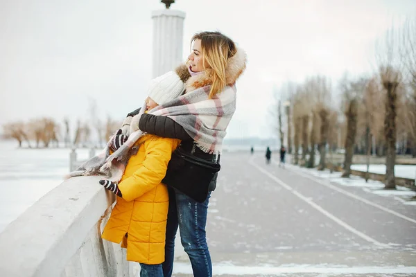 Madre con figlia in un parco — Foto Stock