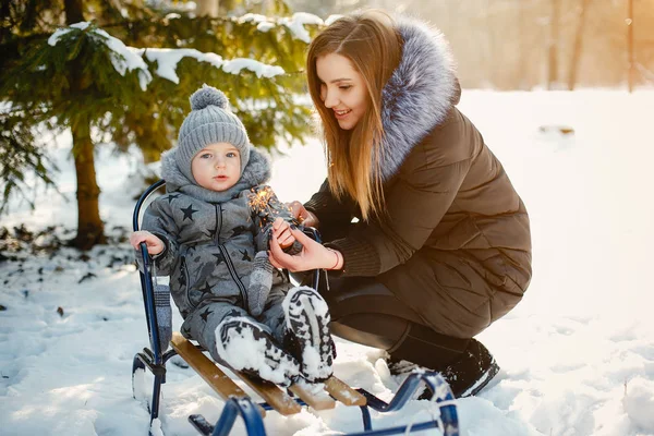 Niedliche Mutter mit kleinem Sohn — Stockfoto