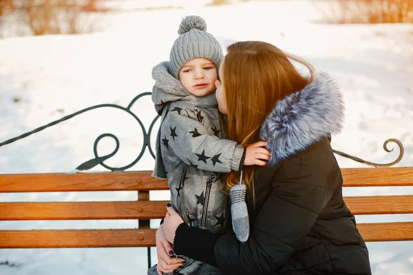 Mère mignonne avec petit fils — Photo