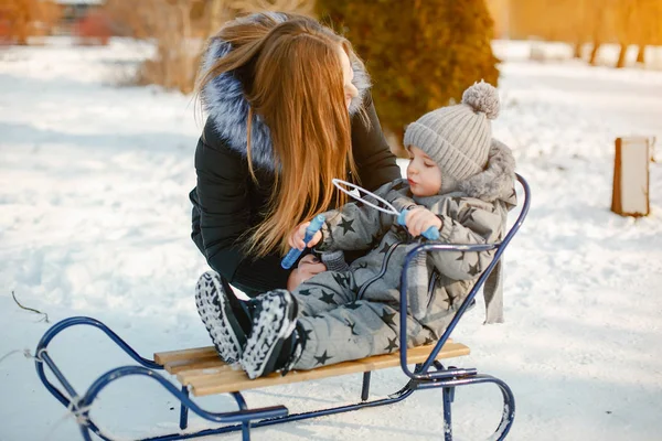 Linda madre con hijo pequeño — Foto de Stock