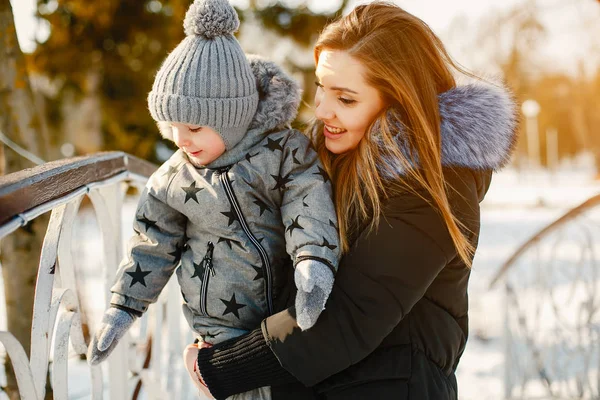 Niedliche Mutter mit kleinem Sohn — Stockfoto