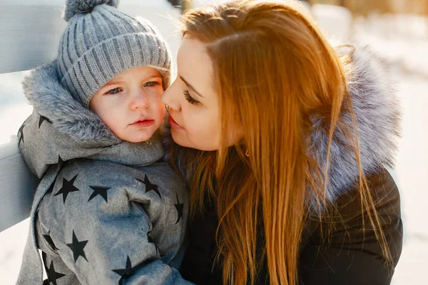 Küçük oğlu ile sevimli anne