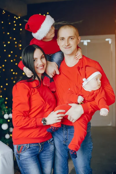 Familie zu Hause — Stockfoto