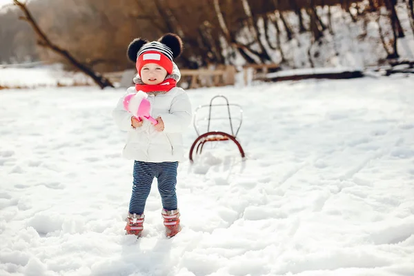 Niña en un parque de invierno — Foto de Stock