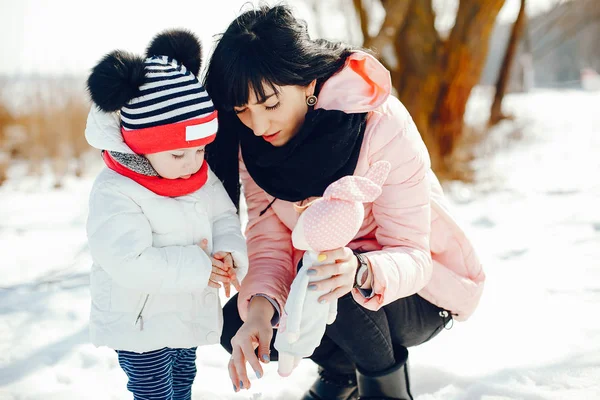 Madre con hija pequeña — Foto de Stock