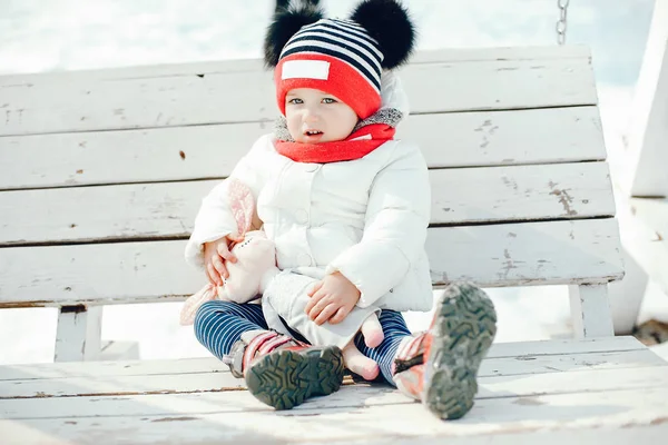 Menina em um parque de inverno — Fotografia de Stock