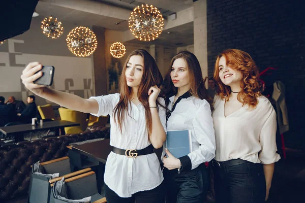 Trois femmes d'affaires dans un café — Photo