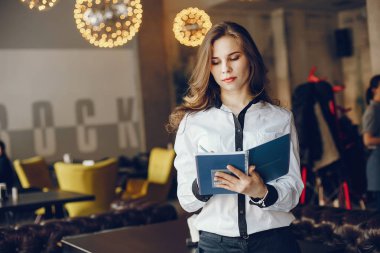 dizüstü bilgisayar ile zarif iş kız