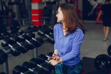 kızı spor salonunda