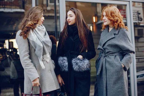 Três menina bonita em uma cidade de inverno — Fotografia de Stock